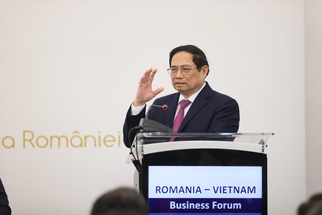 Thủ tướng khẳng định, với quan điểm "lợi ích hài hòa, rủi ro chia sẻ", Chính phủ Việt Nam luôn lắng nghe, đồng hành, hỗ trợ và tạo mọi điều kiện thuận lợi để các doanh nghiệp nước ngoài nói chung và các doanh nghiệp Romania đầu tư kinh doanh hiệu quả, lâu dài và bền vững tại Việt Nam - Ảnh: VGP/Nhật Bắc