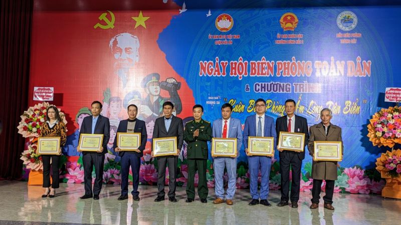 Đại tá Kiều Mạnh Hiệp, Phó Chính ủy BĐBP thành phố trao Kỷ niệm chương “Vì chủ quyền an ninh biên giới Tổ quốc” cho các cá nhân.