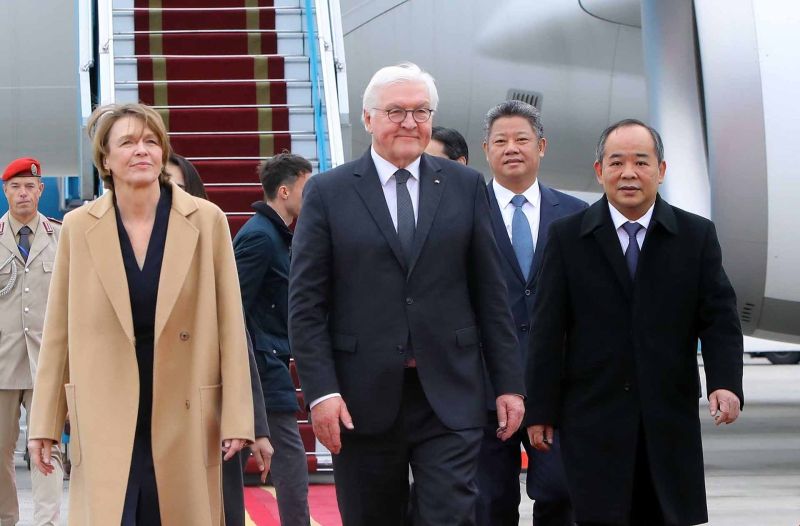 Chủ nhiệm Văn phòng Chủ tịch nước Lê Khánh Hải đón Tổng thống CHLB Đức Frank-Walter Steinmeier và Phu nhân tại sân bay quốc tế Nội Bài. (Nguồn: TTXVN)