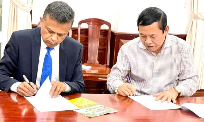 Chủ tịch NSH Petro Mai Văn Huy (phải) v&agrave; &ocirc;ng Ranjit Thambyrajah, Chủ tịch ki&ecirc;m Gi&aacute;m đốc điều h&agrave;nh Acuity Funding k&yacute; kết hợp t&aacute;c