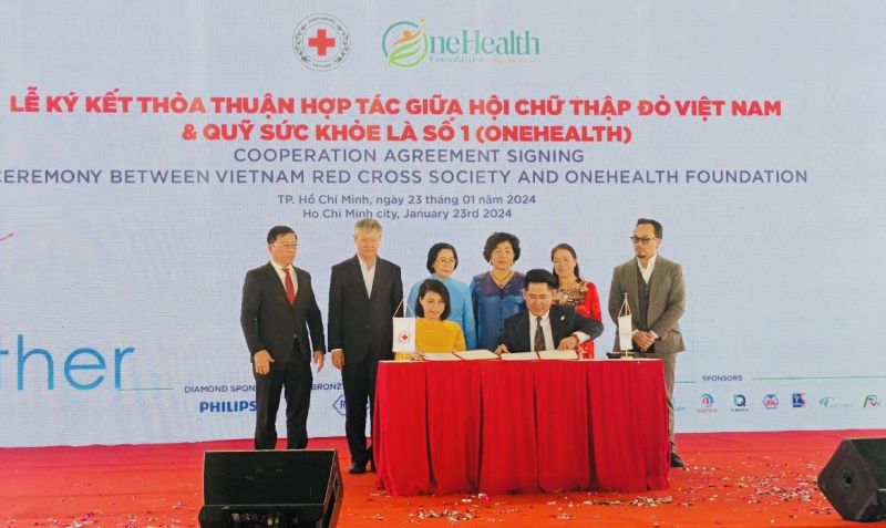Quỹ từ thiện Sức khỏe là số 1 - One Health và Hội Chữ thập đỏ Việt Nam ký kết hợp tác tại sự kiện