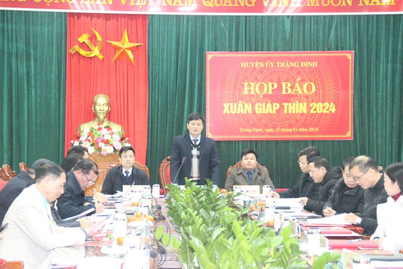 Bí thư Huyện ủy Tràng Định Nguyễn Tuấn Nam thông tin về các hoạt động kinh tế - xã hội của huyện Tràng Định đã thực hiện trong năm 2023