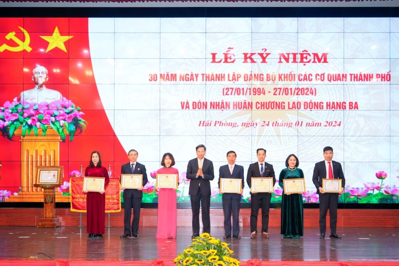 Phó Chủ tịch Thường trực UBND thành phố Lê Anh Quân trao Bằng khen của Chủ tịch UBND thành phố cho các tập thể, cá nhân.