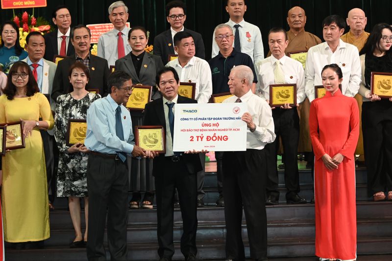 Tổng Giám đốc THADICO Nguyễn Hoàng Tuệ trao kinh phí 2 tỷ đồng cho đại diện Hội Bảo trợ bệnh nhân nghèo TP.HCM