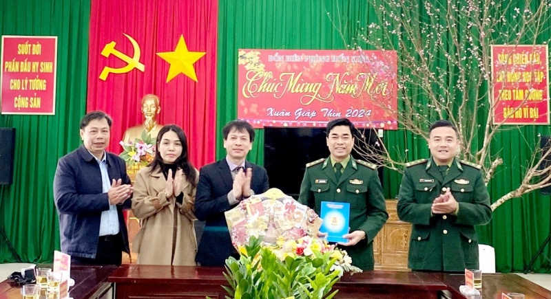 Phó Chủ tịch LĐLĐ tỉnh Nguyễn Minh Cảnh tặng quà chúc mừng cán bộ, chiến sĩ Đồn Biên phòng Hiền Kiệt.
