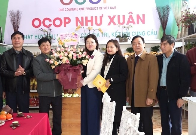 Lãnh đạo huyện Như Xuân tặng hoa chúc mừng khai trương cửa hàng trưng bày sản phẩm OCOP.