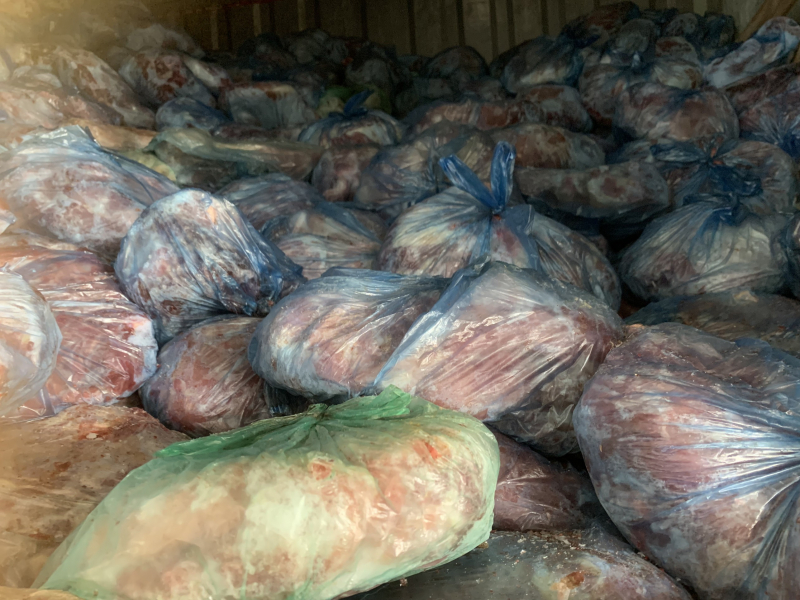 Cơ quan chức năng phát hiện 40 tấn thịt lợn nhiễm virus tả lợn châu Phi và dịch bệnh tai xanh. (Ảnh: QLTT)