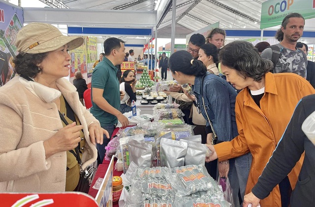 -Đông đảo khách hàng tham quan, mua sắm tại Phiên chợ. Ảnh: Hiển Ái -Đông đảo khách hàng tham quan, mua sắm tại Phiên chợ. Ảnh: Hiển Ái