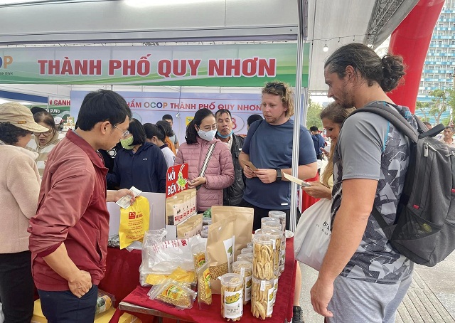 Phiên chợ Nông sản thu hút cả du khách ngoại quốc. Ảnh: H.Ái Phiên chợ Nông sản thu hút cả du khách ngoại quốc. Ảnh: H.Ái