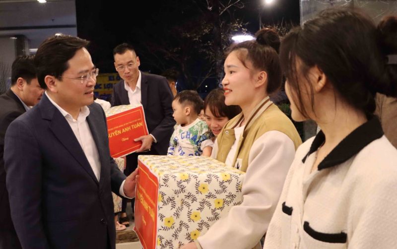 Bí thư Tỉnh ủy Bắc Ninh Nguyễn Anh Tuấn tặng quà tết cho công nhân .