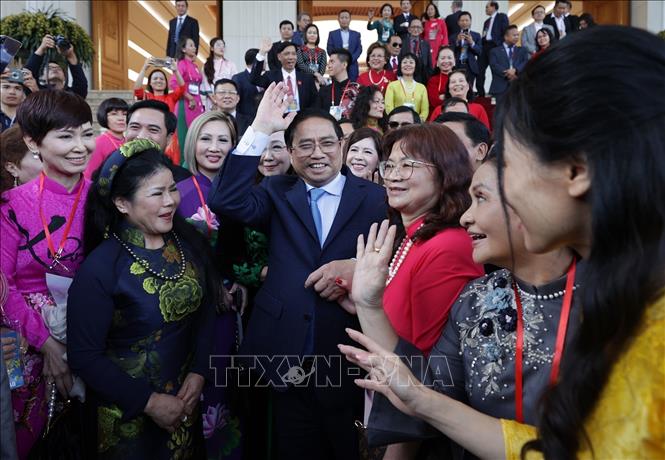 Thủ tướng Phạm Minh Chính với kiều bào tiêu biểu dự Chương trình Xuân Quê hương 2023. Ảnh: Dương Giang/TTXVN