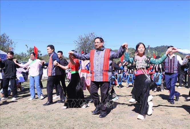 Thủ tướng Phạm Minh Chính cùng nhảy điệu xoè với các dân tộc huyện Sìn Hồ, tỉnh Lai Châu.