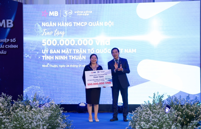 Ông Lưu Trung Thái, Chủ tịch HĐQT MB (bên phải) trao tặng 500 triệu đồng tới Ủy ban Mặt trận Tổ quốc Việt Nam tỉnh Ninh Thuận