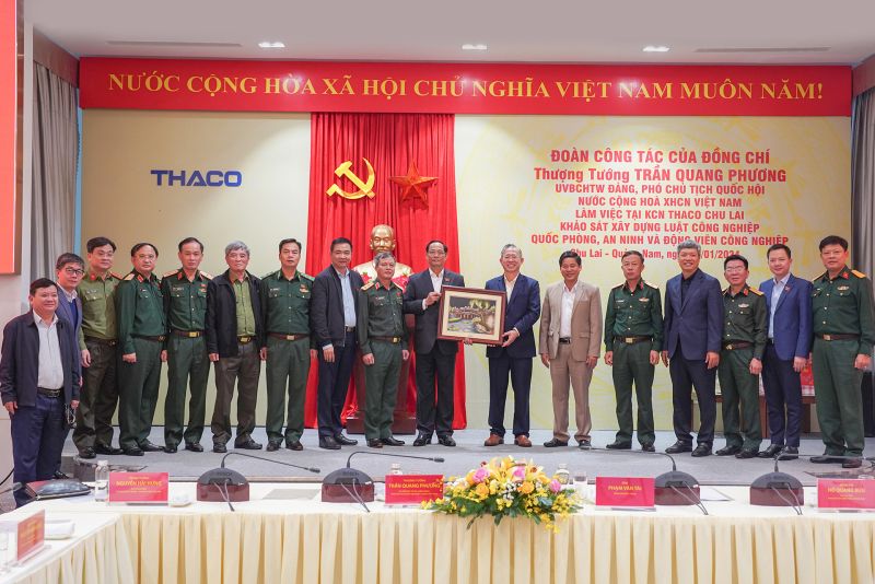 Ông Phạm Văn Tài - Tổng Giám đốc THACO tặng quà và chụp lưu niệm cùng đoàn công tác