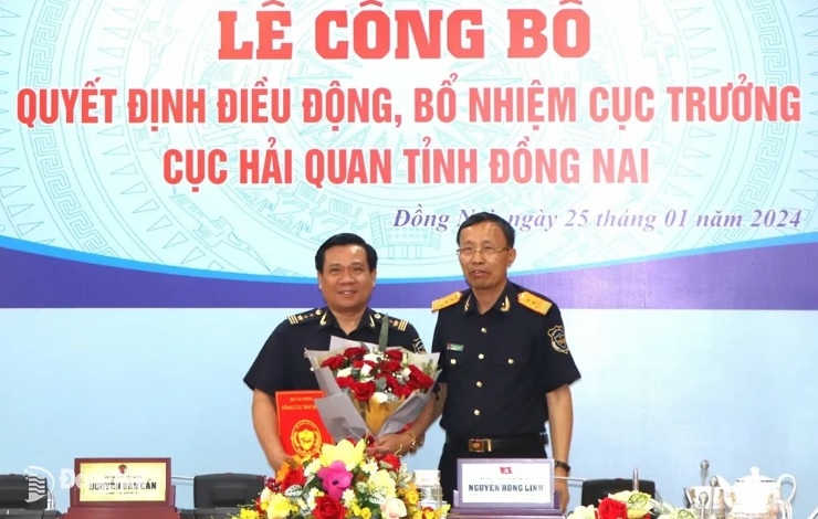 Tổng cục trưởng Tổng Cục Hải quan Nguyễn Văn Cẩn (bên phải) trao quyết định bổ nhiệm cho ông Lê Văn Thung