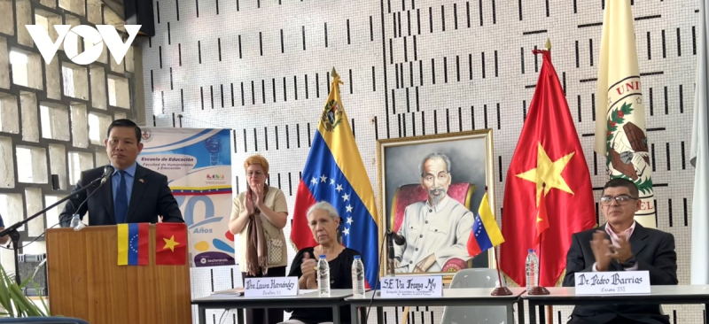 Đại sứ Vũ Trung Mỹ phát biểu tại tọa đàm