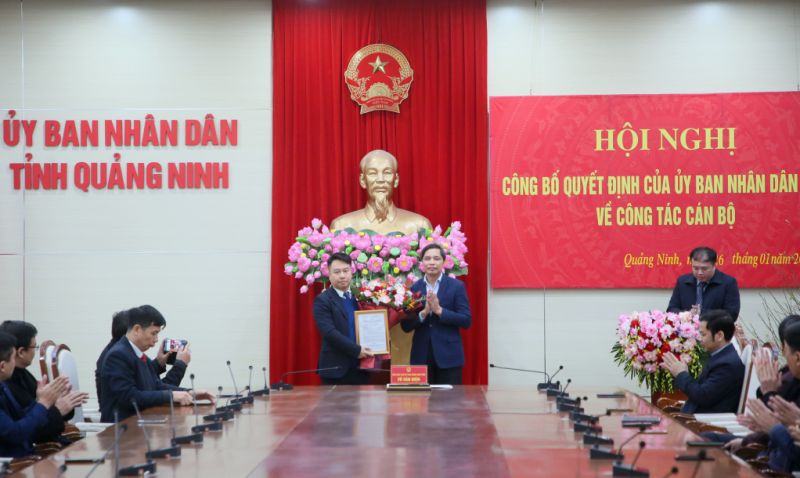 Đồng chí Vũ Văn Diện, Phó Chủ tịch UBND tỉnh, trao quyết định điều động ông Nguyễn Khánh Toàn giữ chức vụ Phó Chủ tịch Liên minh Hợp tác xã tỉnh.
