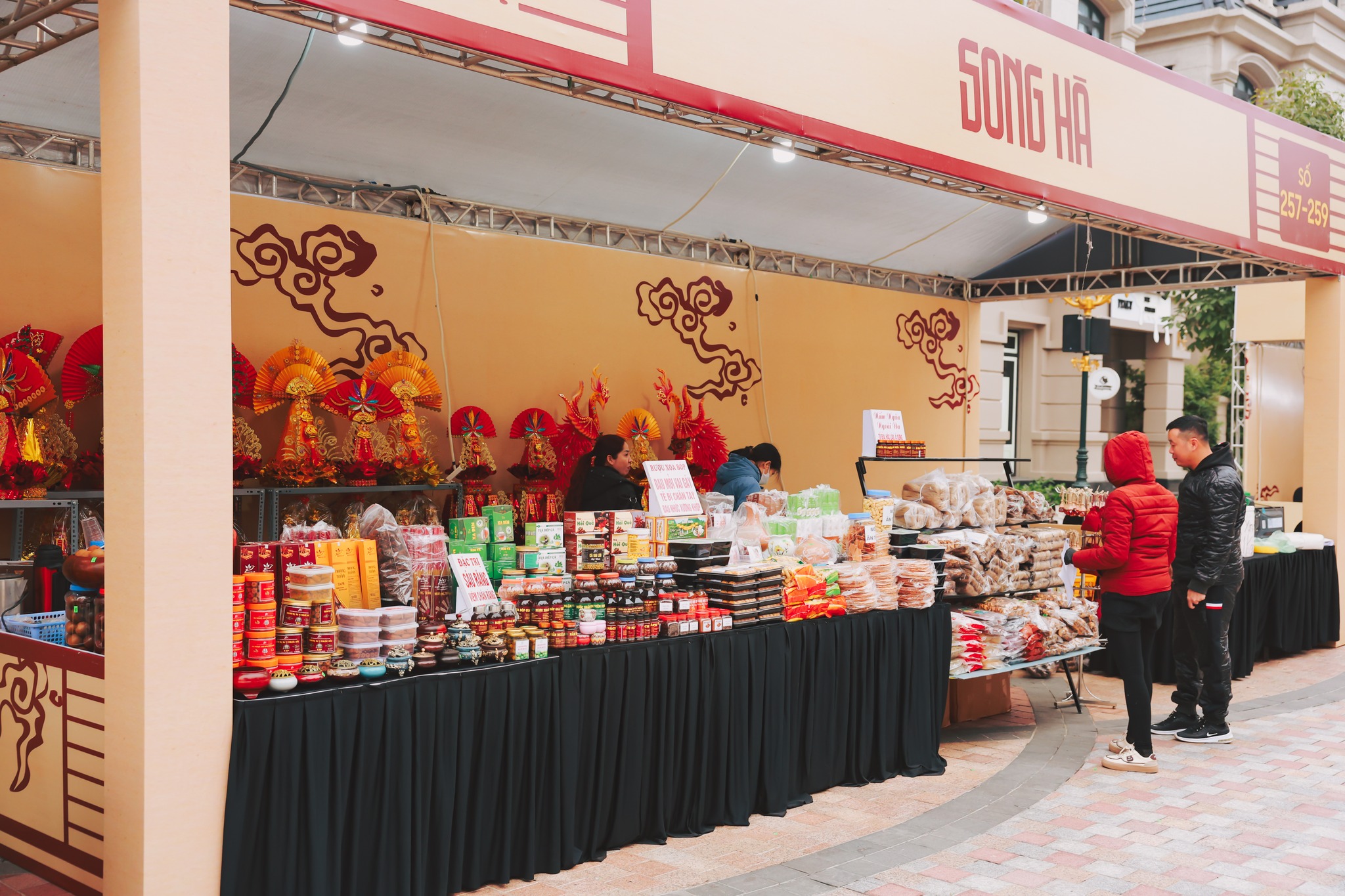 Hội chợ Xuân 2024 mang tới một điểm mua sắm đa dạng với đầy đủ các sản phẩm, từ trong nước cho tới quốc tế