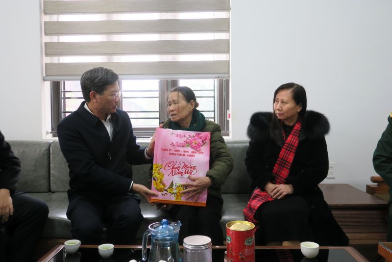 Lãnh đạo thành phố tặng quà bà Bùi Thị Chung