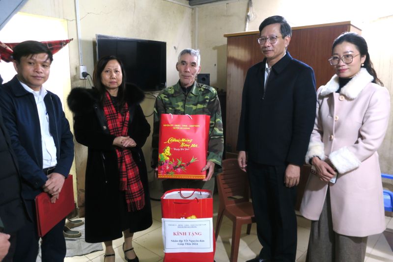 Lãnh đạo thành phố thăm tặng quà ông Ngô Văn Sáng.