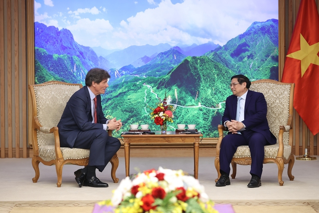 Thủ tướng Phạm Minh Chính đề nghị Thứ trưởng Jose Fernandez tiếp tục thúc đẩy phía Hoa Kỳ mở rộng và làm sâu sắc hơn nữa hợp tác trên tất cả các lĩnh vực, nhất đổi mới sáng tạo, trí tuệ nhân tạo, hợp tác về chuỗi cung ứng, đặc biệt là đẩy mạnh hợp tác về chuỗi cung ứng bán dẫn - Ảnh: VGP/Nhật Bắc