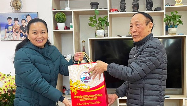 Bí thư Thành uỷ trao tặng quà cho gia đình ông Nguyễn Ngọc Hinh, khối 10, phường Hoàng Văn Thụ