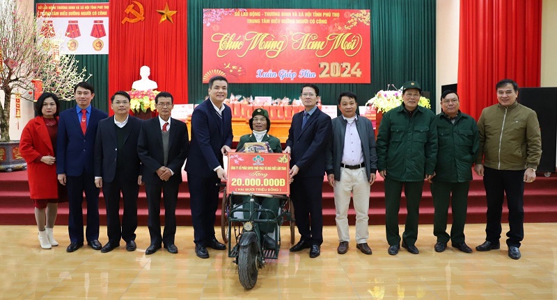 Tổng Giám đốc Phạm Thanh Tùng và các thành viên đoàn công tác đã trao quà Tết và tiền mặt trị giá 20 triệu đồng cho các đồng chí thương binh, bệnh binh của Trung tâm