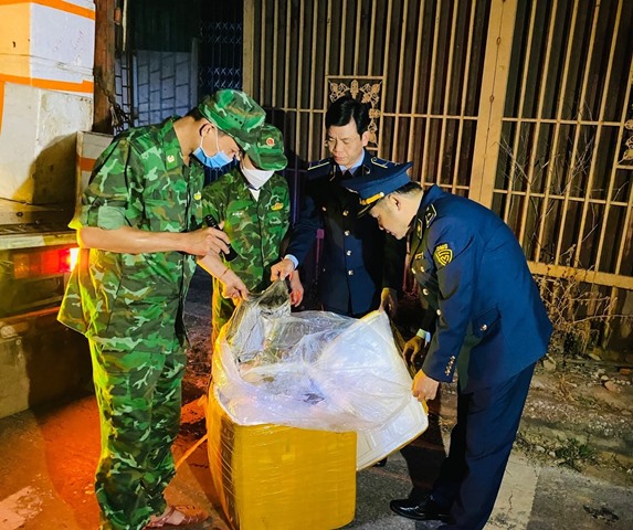 Gần 2 tấn nội tạng lợn đ&atilde; bốc m&ugrave;i h&ocirc;i thối, kh&ocirc;ng đảm bảo vệ sinh an to&agrave;n thực phẩm bị lực lượng chức năng bắt giữ khi đang tr&ecirc;n đường đi ti&ecirc;u thụ.