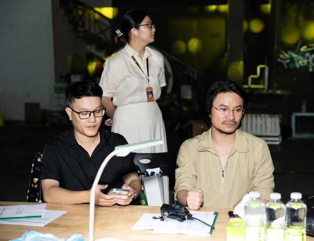 Tổng đạo diễn Hoàng Nhật Nam trong buổi thu hình Táo xuân 2024 tại Đài truyền hình Vĩnh Long