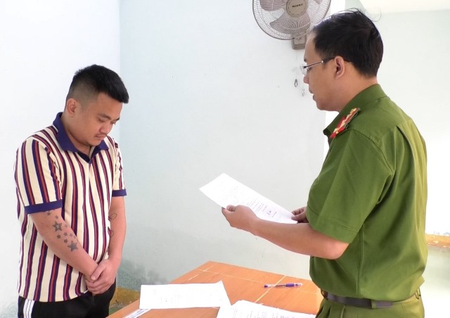Cơ quan Cảnh sát điều tra (Công an thành phố) tống đạt quyết định với Vương Quang Hiệp. Ảnh: C.A