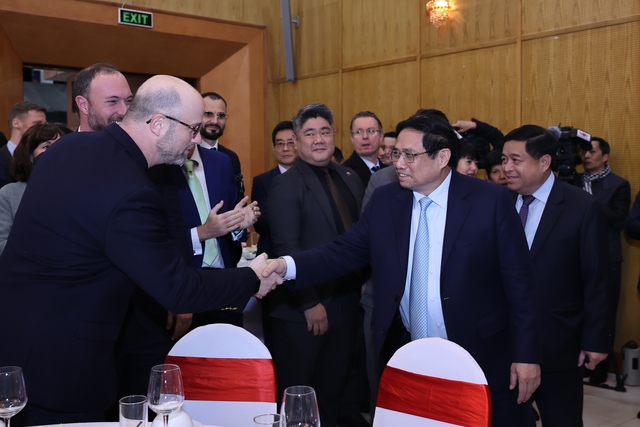 Thủ tướng Phạm Minh Chính và đại diện các nhà tài trợ, doanh nghiệp có vốn đầu tư nước ngoài tại Việt Nam - Ảnh: VGP/Nhật Bắc