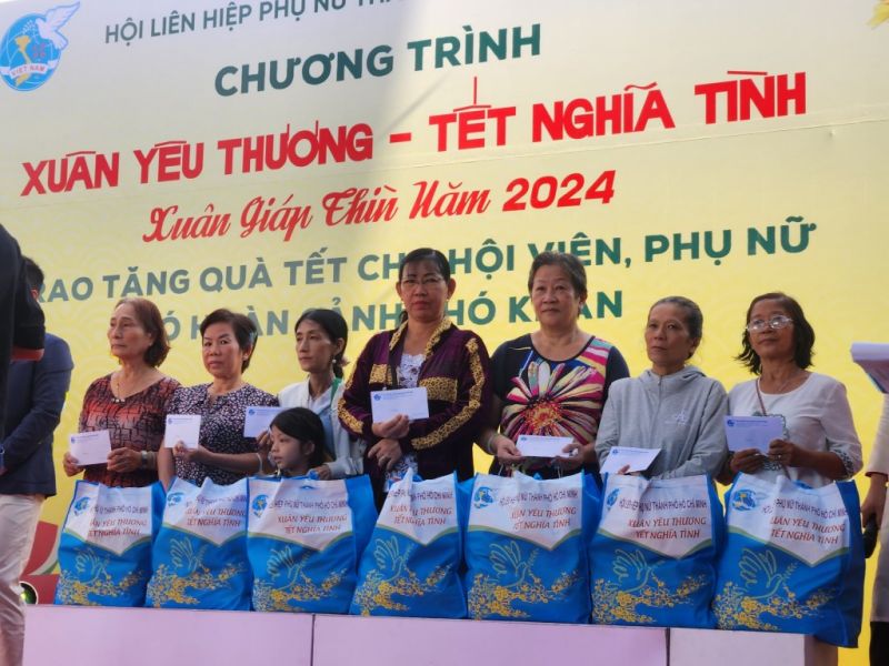 Hội Liên hiệp Phụ nữ TP. Hồ Chí Minh và các tổ chức thành viên chăm lo hơn 10.000 suất quà Tết, trị giá hơn 6 tỷ đồng