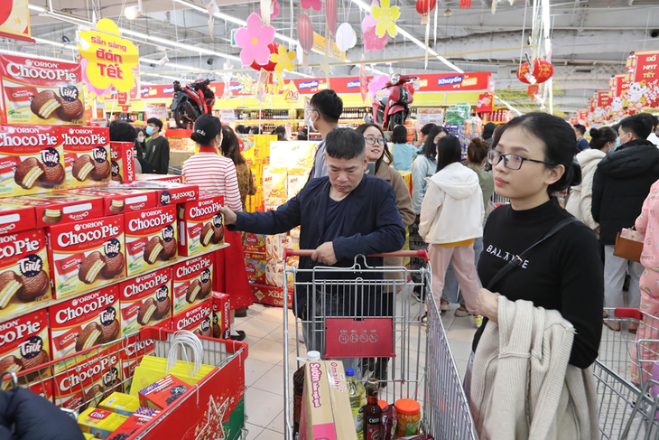 Các siêu thị tăng thời gian phục vụ người dân mua sắm tết 2024