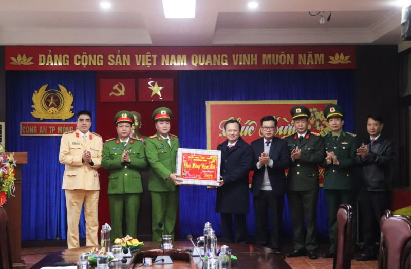 Đồng chí Cao Tường Huy, Phó Bí thư Tỉnh ủy, Chủ tịch UBND tỉnh, tặng quà, chúc Tết Công an TP Móng Cái.