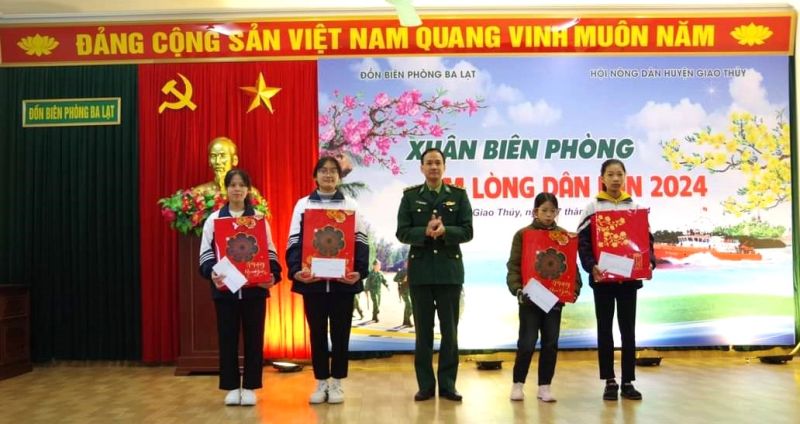 Trao tặng 04 suất quà cho các em học sinh trong chương trình 