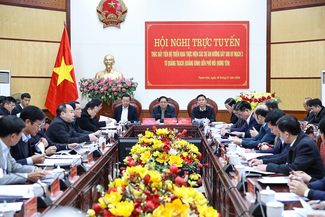 Thủ tướng chủ trì Hội nghị trực tuyến thúc đẩy tiến độ thực hiện các dự án đường dây 500 kV mạch 3 từ Quảng Trạch (Quảng Bình) đến Phố Nối (Hưng Yên). Ảnh VGP/Nhật Bắc.