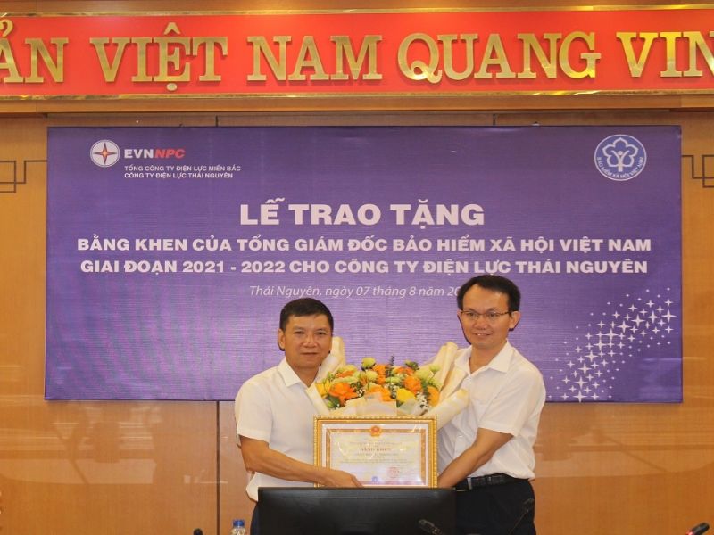 Ông Trần Hồ Nam - Giám đốc PC Thái Nguyên (bên trái) nhận Bằng khen của Tổng giám đốc BHXH Việt Nam.