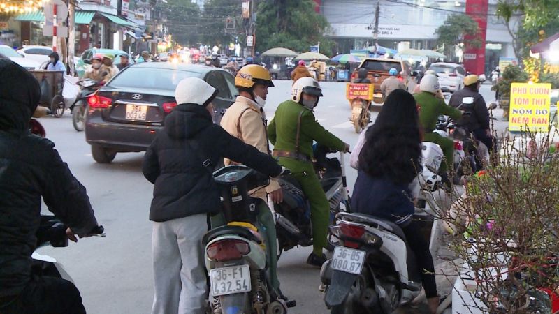 Lực lượng Cảnh sát giao thông - trật tự tuần tra, nhắc nhở, bảo đảm hành lang ATGT tại các điểm bán hoa, cây cảnh