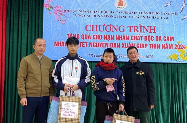 Lãnh đạo Hội nạn nhân chất độc da cam thành phố Lạng Sơn trao quà cho các nạn nhân chất độc da cam
