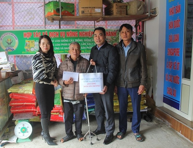 Đoàn công tác tặng quà, động viên ông Đỗ Thế Dân, thành viên HTX Dịch vụ nông nghiệp Hợp Thành, xã Luận Thành (Thường Xuân).