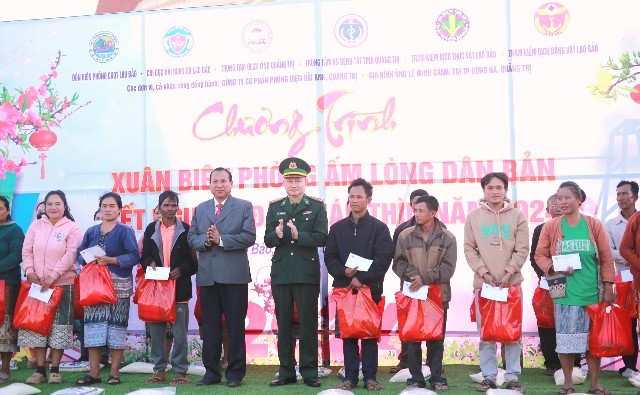 Chương trình “Xuân Biên phòng ấm lòng dân bản” cho nhân dân hai bên vùng biên giới Việt - Lào