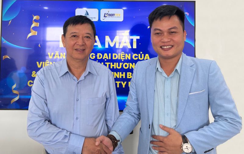 (Ảnh 1: Ô. Nguyễn Đăng Sinh – Chủ tịch HH VATAP (bên trái) chúc mừng Ô. Trần Công Tuấn – CT HĐQT Cty Uniontek được bổ nhiệm P. Viện trưởng)