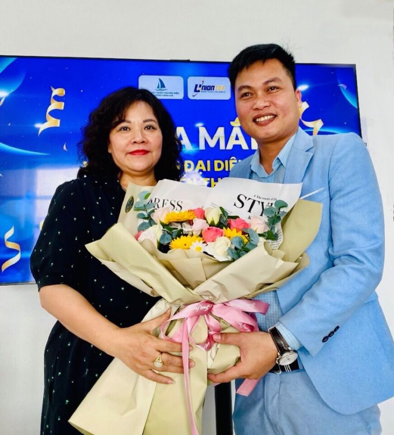 (Ảnh 2: Bà Trần Hương Giang – Viện trưởng, tặng hoa cho ông Trần Công Tuấn – Trưởng VPĐD của Viện tại TP. HCM)