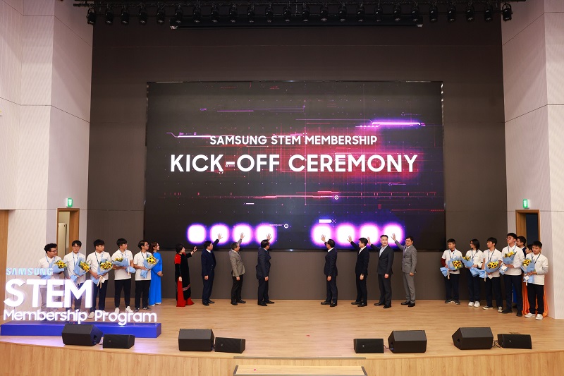 Các đại biểu thực hiện nghi thức khởi động chương trình Samsung STEM Membership