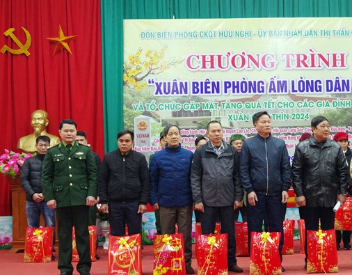 Lãnh đạo Bồn Biên phòng Cửa khẩu Quốc tế Hữu Nghị, Bộ đội biên phòng tỉnh Lạng Sơn trao quà cho nhân dân tại chương trình