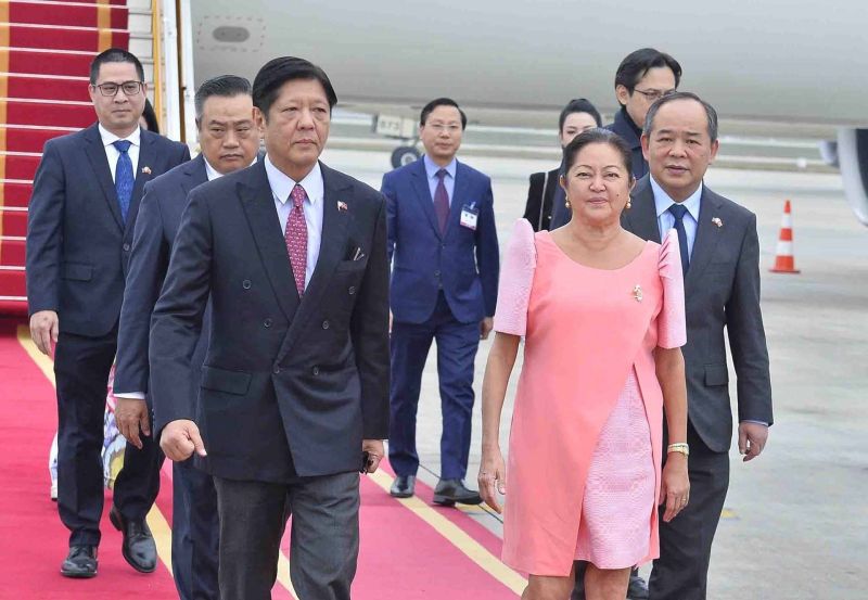 Tổng thống Philippines Ferdinand Romualdez Marcos Jr. và Phu nhân đến sân bay quốc tế Nội Bài, Hà Nội. (Nguồn: TTXVN)