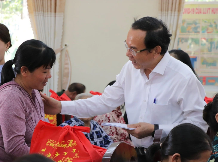 Bí thư Thành ủy TP. Hồ Chí Minh thăm hỏi hộ dân khó khăn huyện Châu Thành