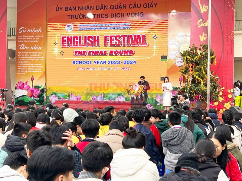 Buổi chiều cũng đã diễn ra cuộc thi Chung khảo Festival Tiếng Anh. Thầy Lưu Văn Thông - Hiệu trưởng nhà trường, phát biểu khai mạc cuộc thi và có những chia sẻ ý nghĩa, tạo động lực giúp các em học sinh cố gắng đạt thành tích cao nhất