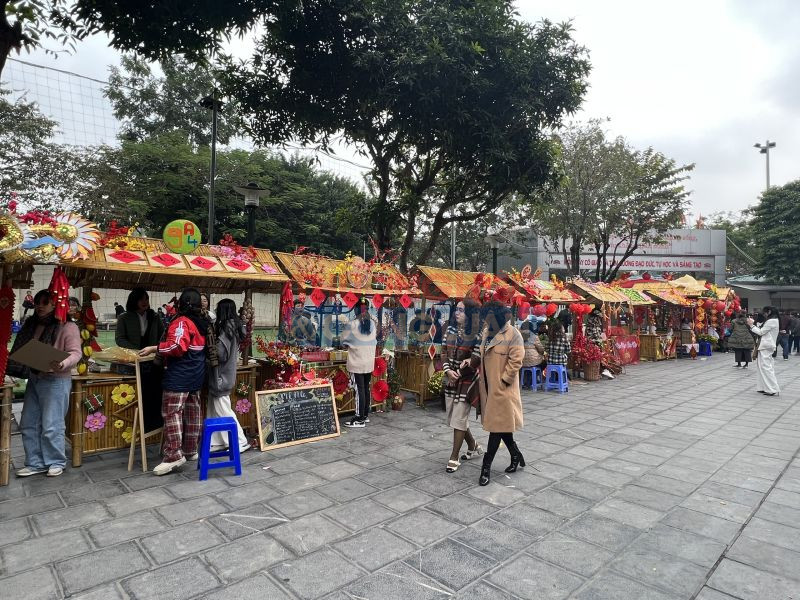 Các gian hàng ngày Tết được trang trí theo đúng phong cách làng quê cổ truyền, giúp các em học sinh hiểu hơn về màu sắc Tết truyền thống của các vùng miền.