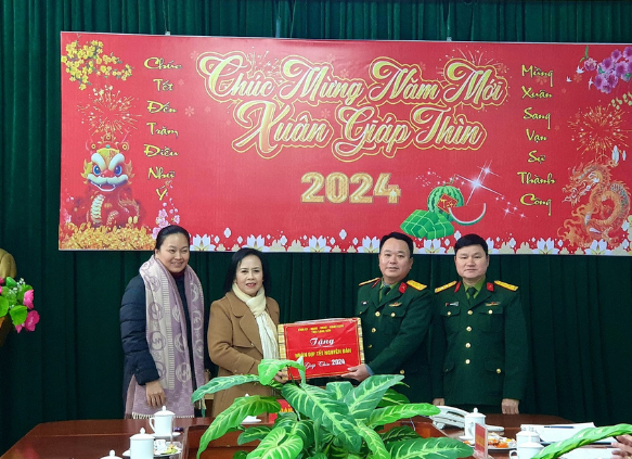 Chủ tịch HĐND tỉnh Lạng Sơn Đoàn Thị Hậu thăm, tặng quà, chúc tết cán bộ, chiến sĩ Ban Chỉ huy quân sự thành phố Lạng Sơn, tỉnh Lạng Sơn